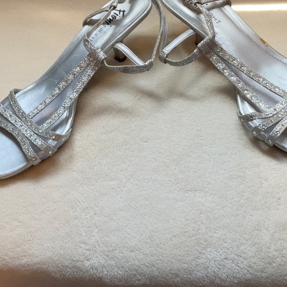 FIONI Clothing Silver Strappy Heels - Picture 3 of 8